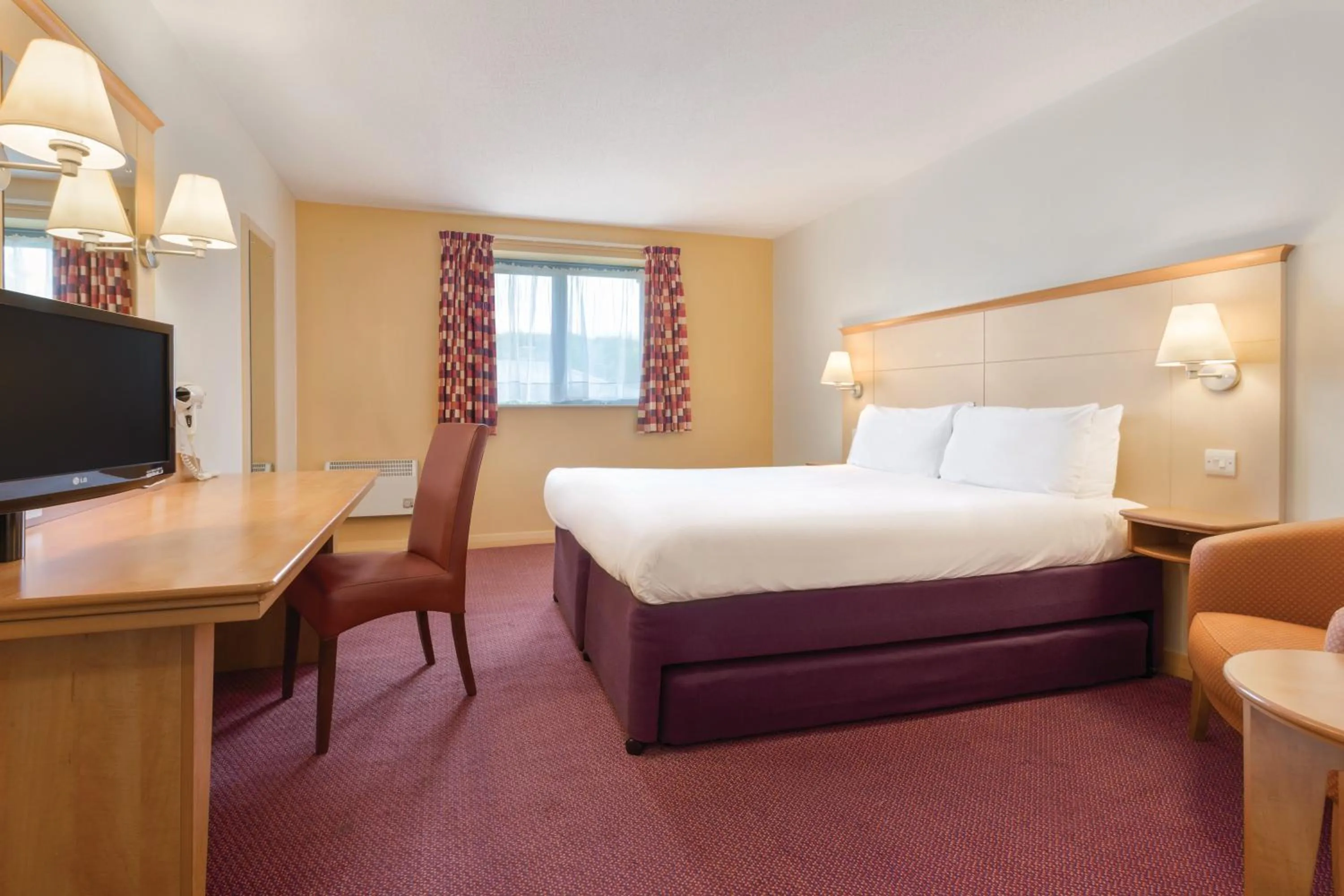 Photo of the whole room, Bed in Days Inn Winchester