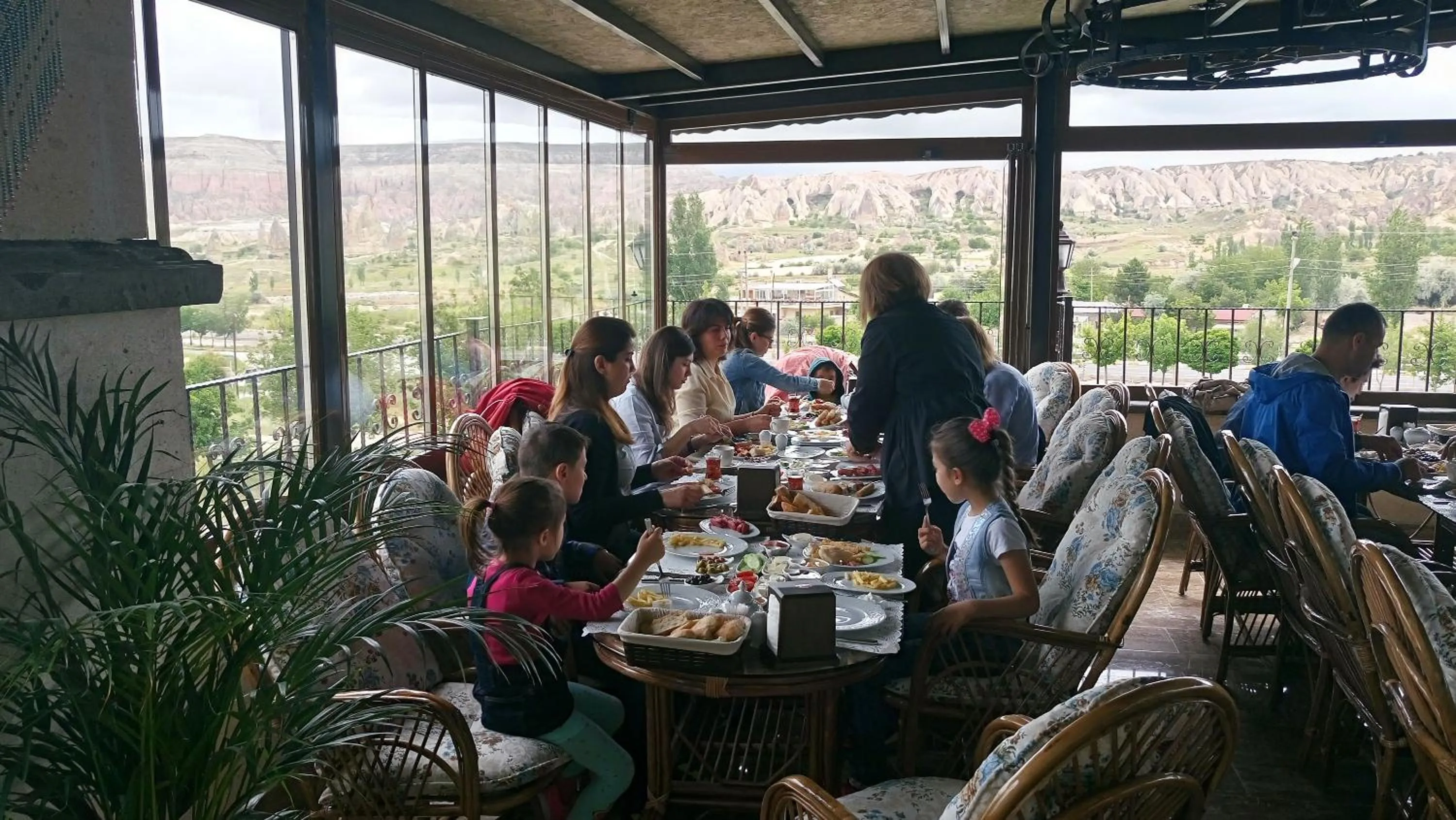 Restaurant/places to eat in Sun Rise View Hotel