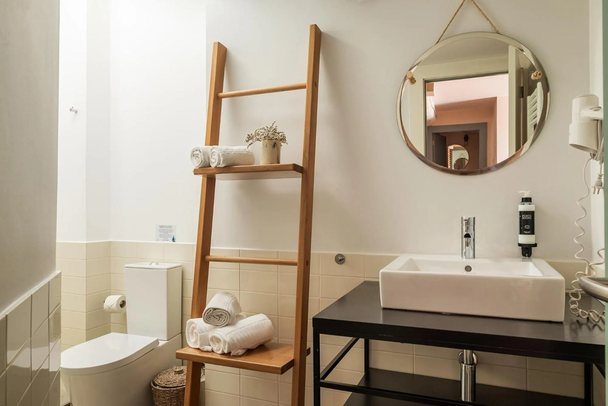 Toilet in Oporto Maison Alves da Veiga