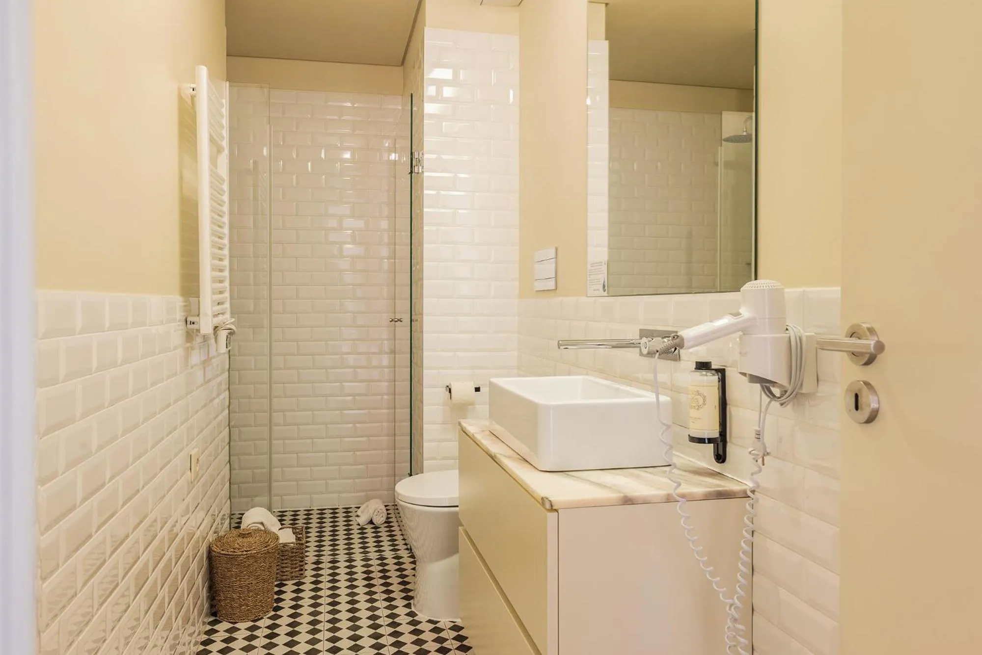 Toilet in Oporto Maison Alves da Veiga