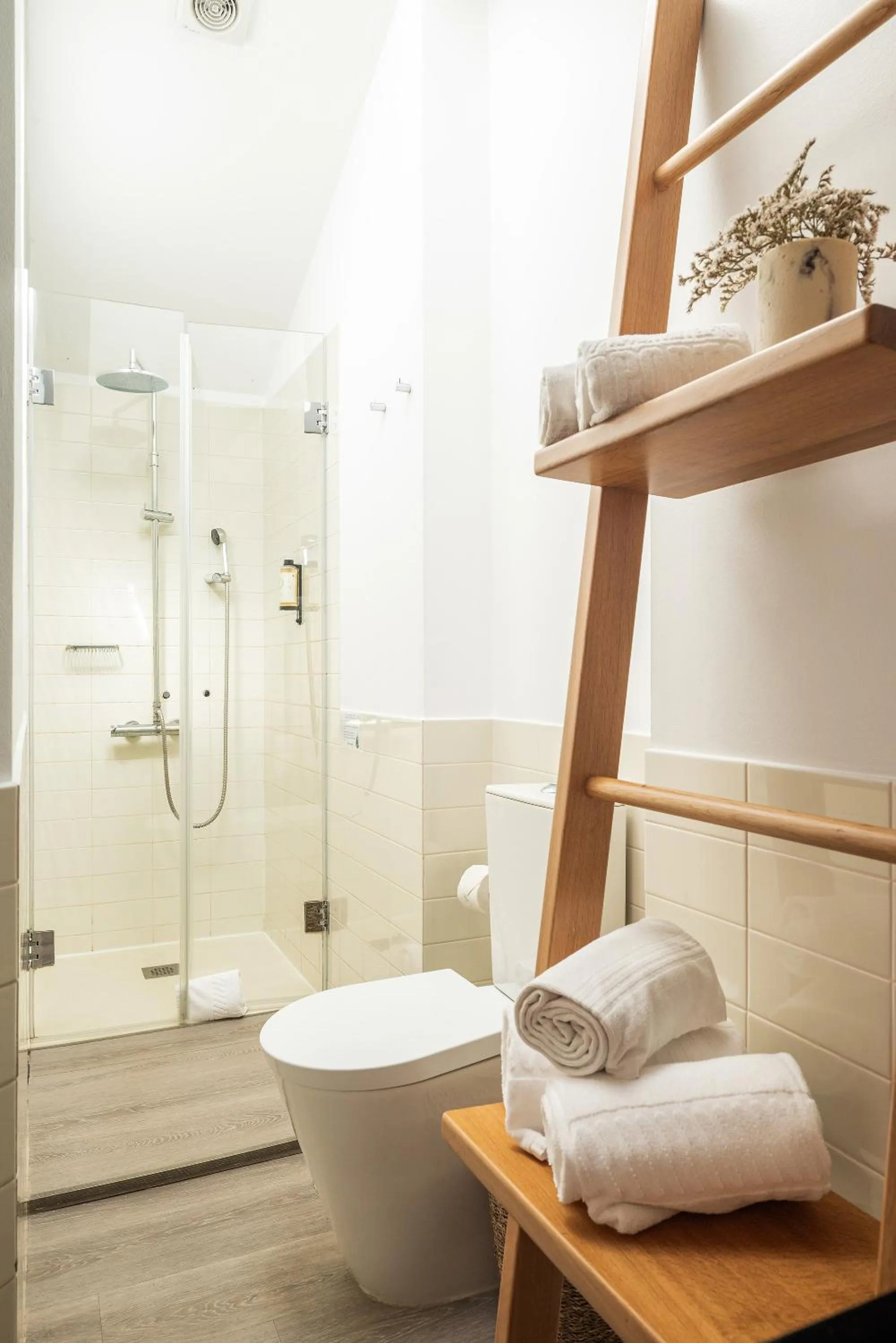 Toilet in Oporto Maison Alves da Veiga