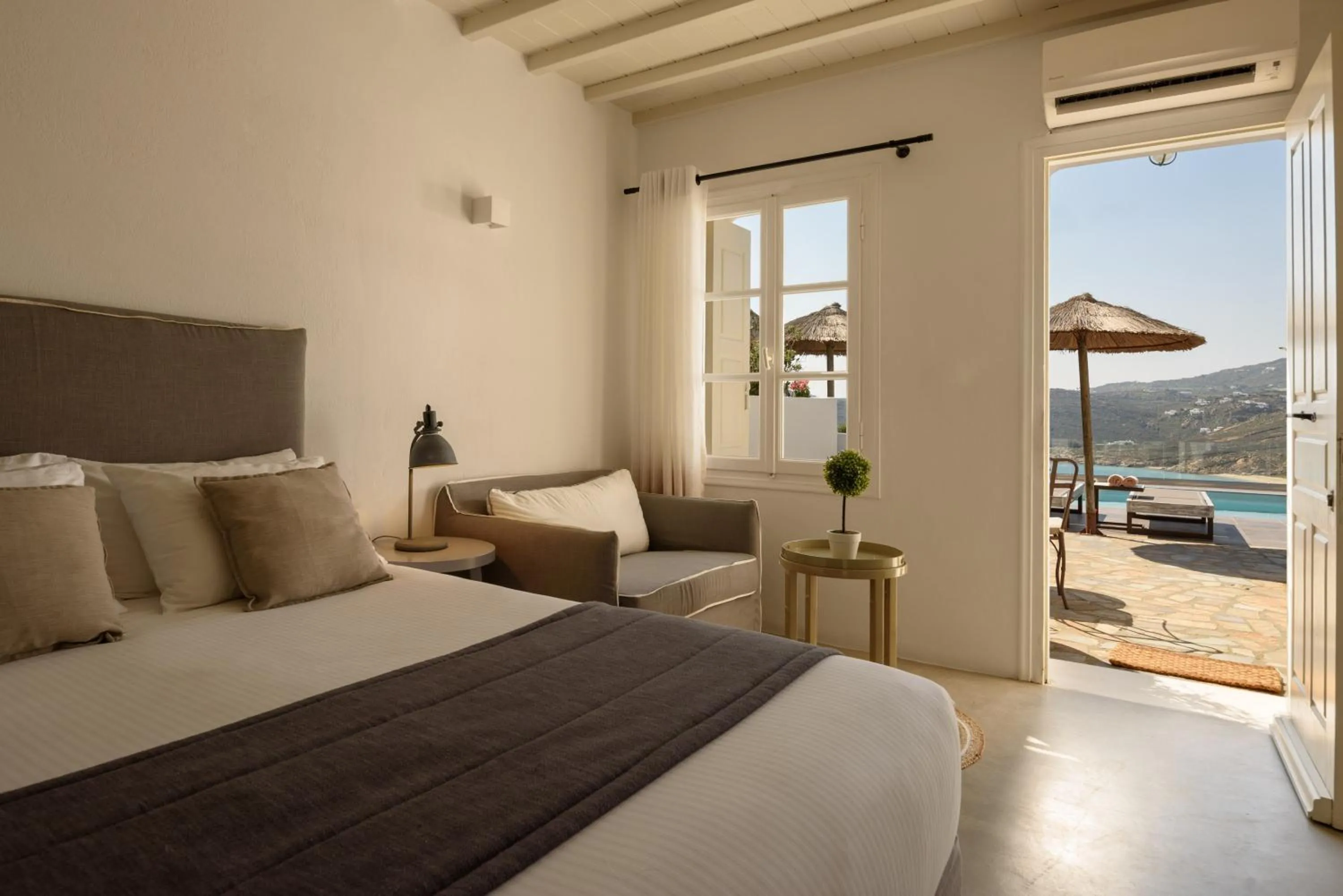 Photo of the whole room, Bed in Cova Mykonos Suites
