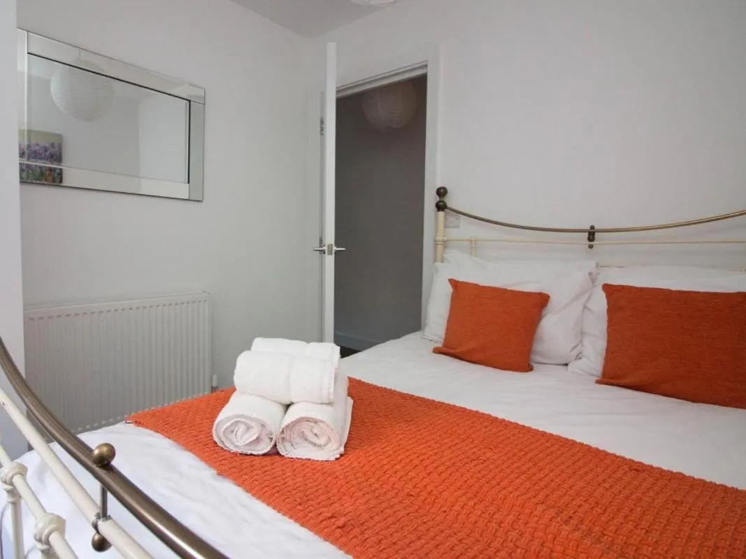 Bedroom, Bed in Beddoe Apartments