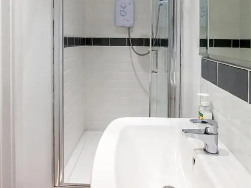 Bathroom in Beddoe Apartments