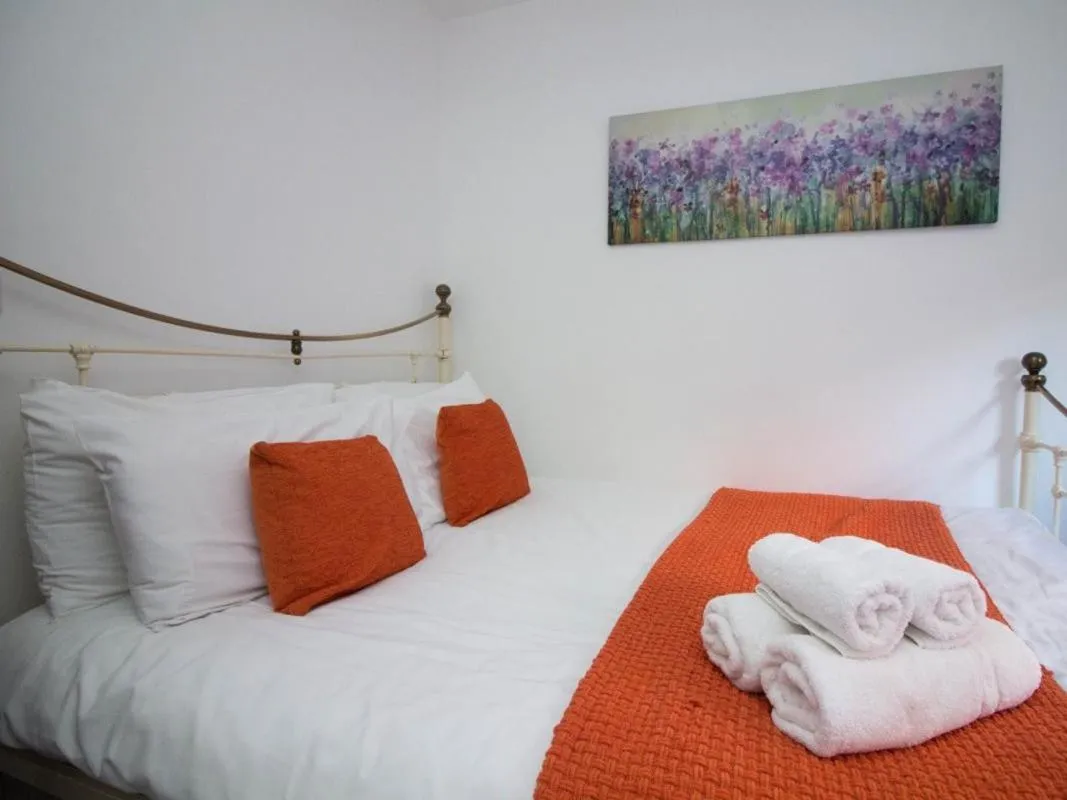 Bedroom, Bed in Beddoe Apartments