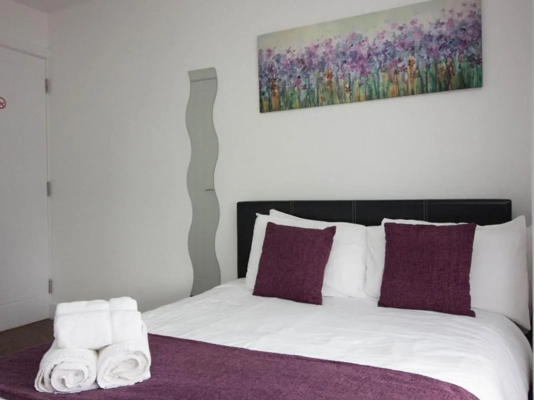 Bedroom, Bed in Beddoe Apartments