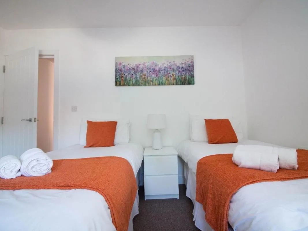 Bedroom, Bed in Beddoe Apartments