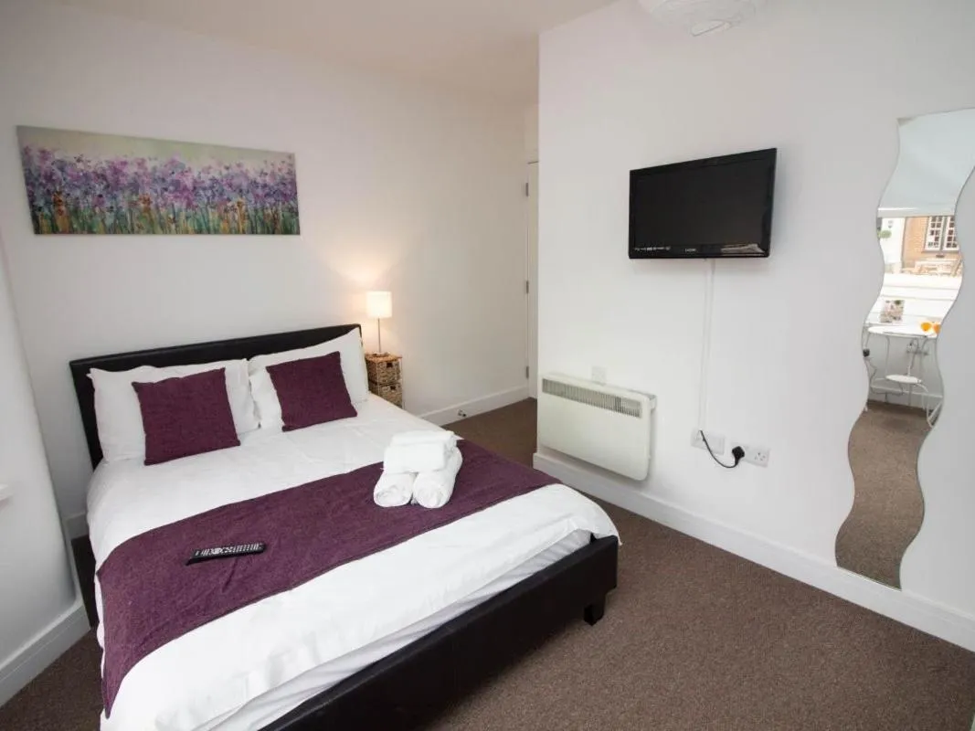 Bedroom, Bed in Beddoe Apartments