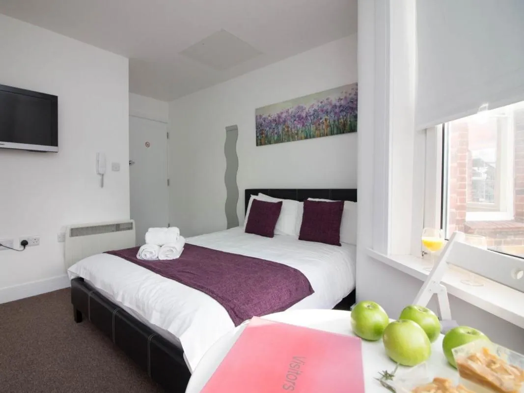 Bedroom, Bed in Beddoe Apartments