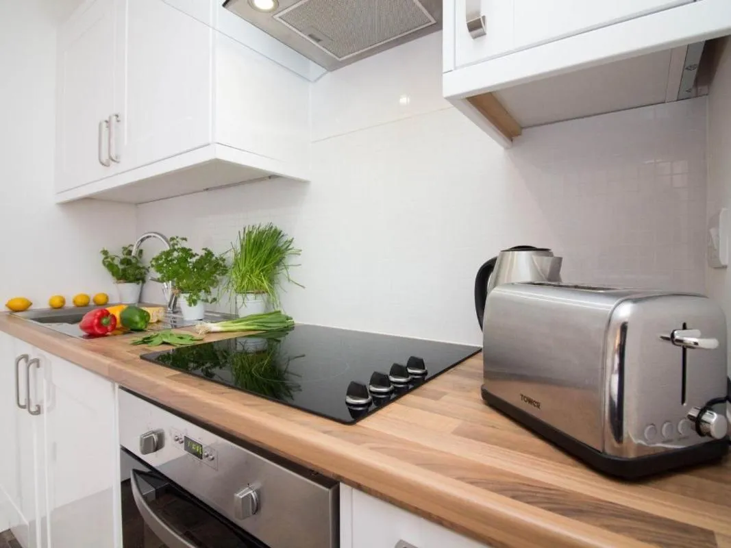 Kitchen or kitchenette in Beddoe Apartments