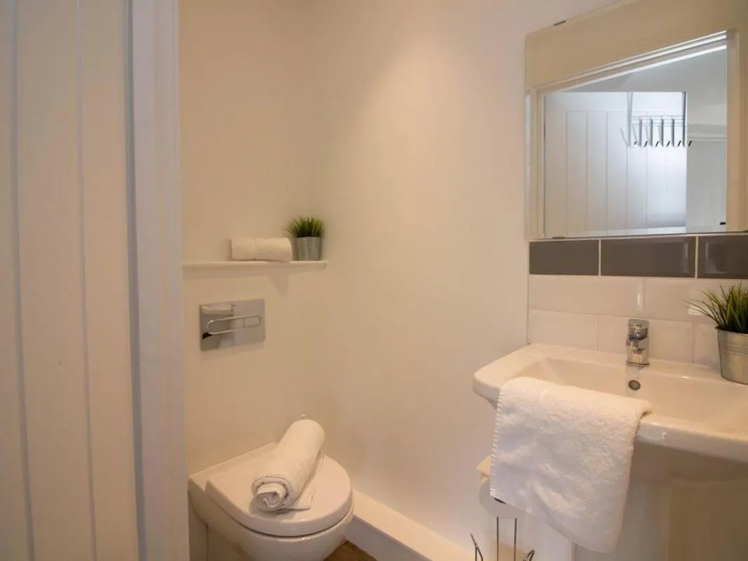 Bathroom in Beddoe Apartments