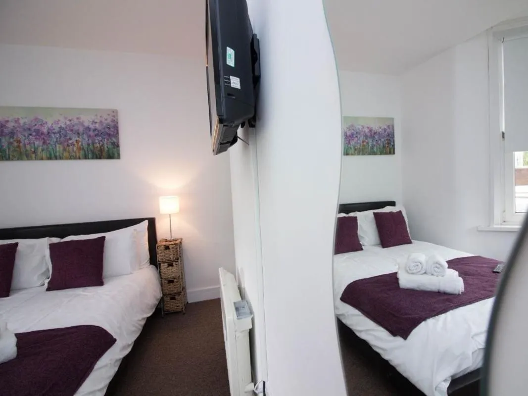 Bedroom, Bed in Beddoe Apartments