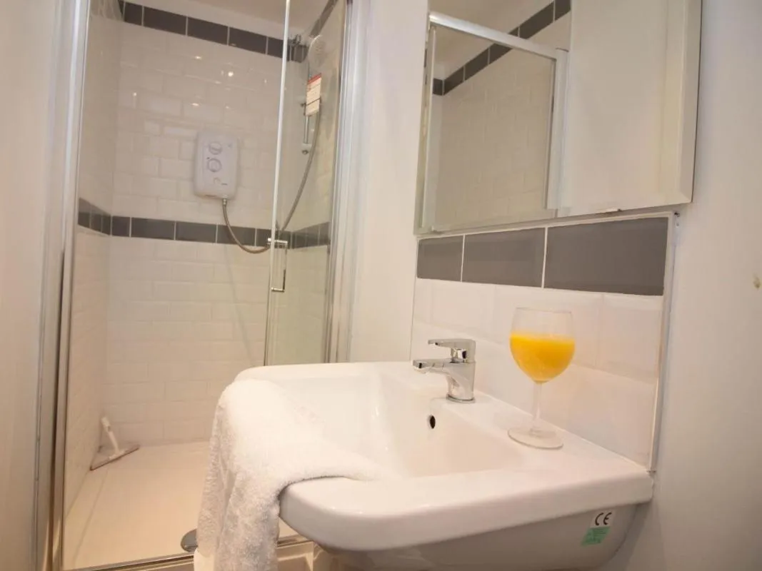 Bathroom in Beddoe Apartments