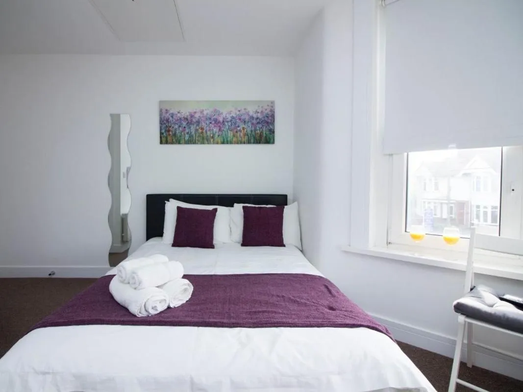 Bedroom, Bed in Beddoe Apartments