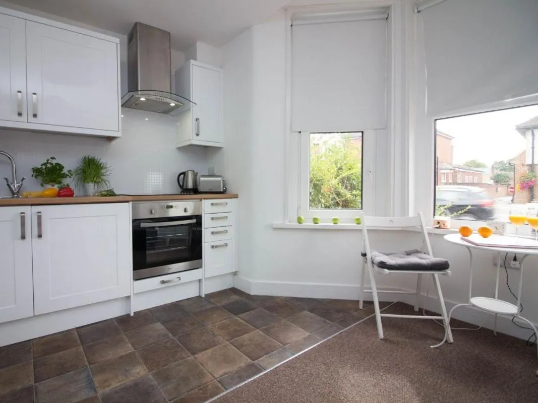 Kitchen or kitchenette in Beddoe Apartments