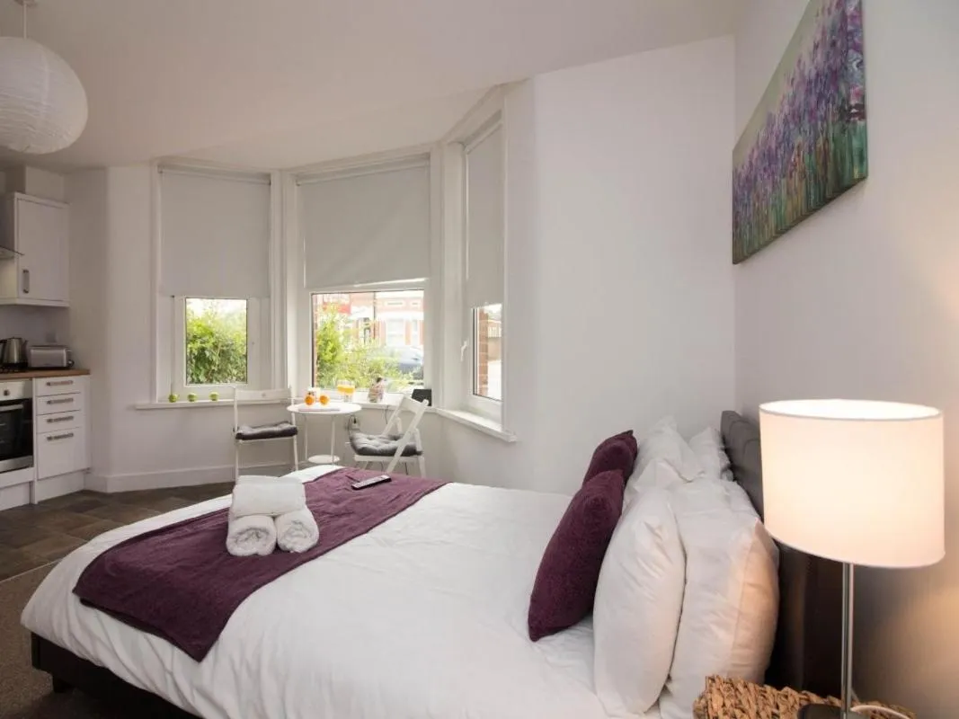 Bedroom, Bed in Beddoe Apartments