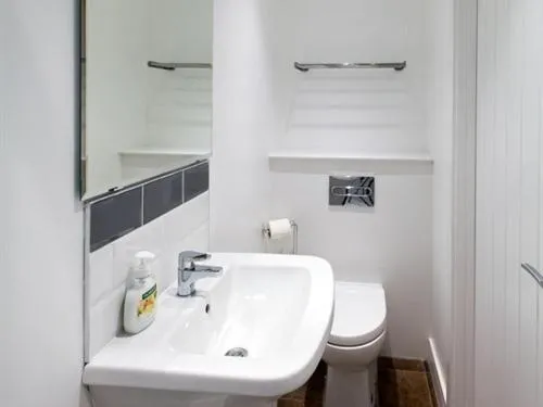 Bathroom in Beddoe Apartments