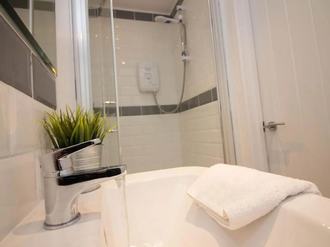 Bathroom in Beddoe Apartments