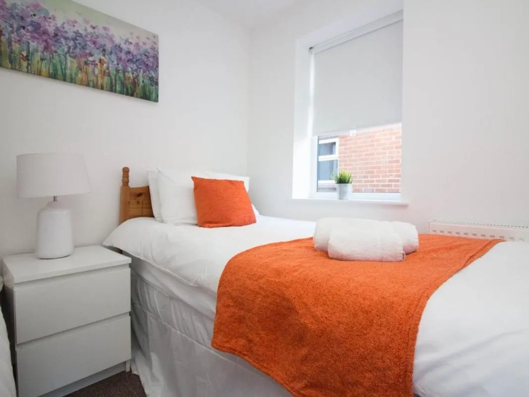 Bedroom, Bed in Beddoe Apartments