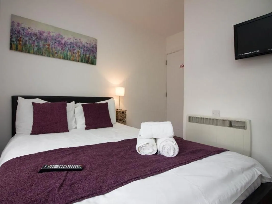 Bedroom, Bed in Beddoe Apartments