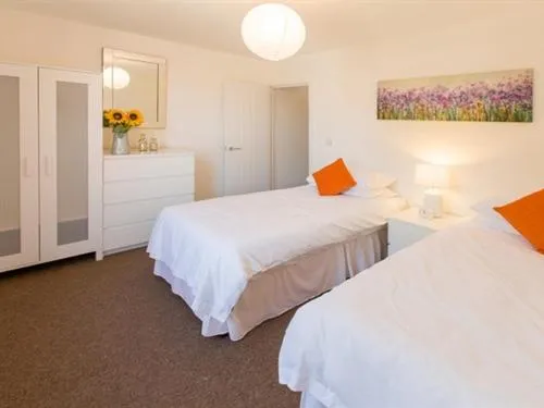 Bedroom, Bed in Beddoe Apartments