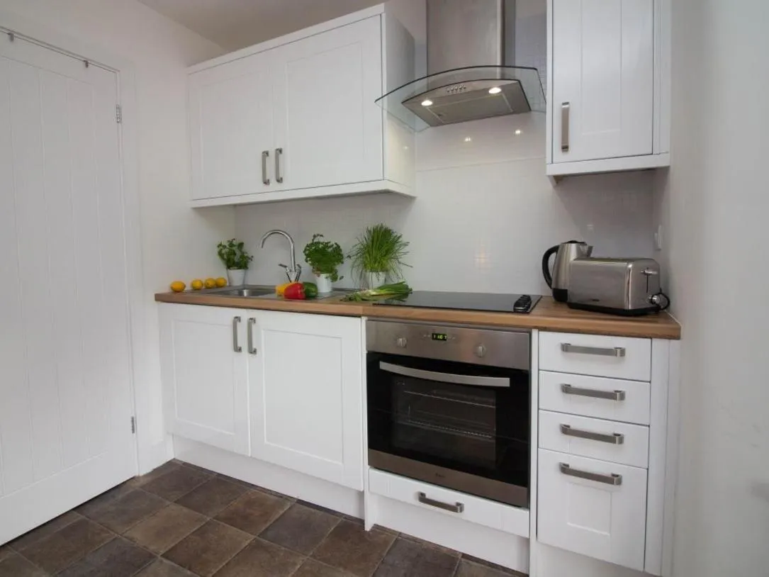 Kitchen or kitchenette in Beddoe Apartments
