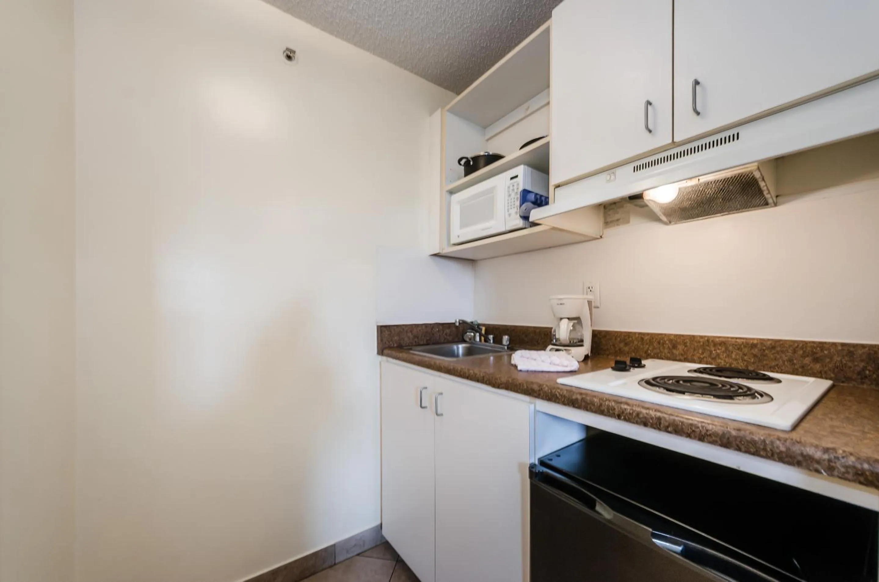 Kitchen or kitchenette in Tampa Bay Extended Stay Hotel