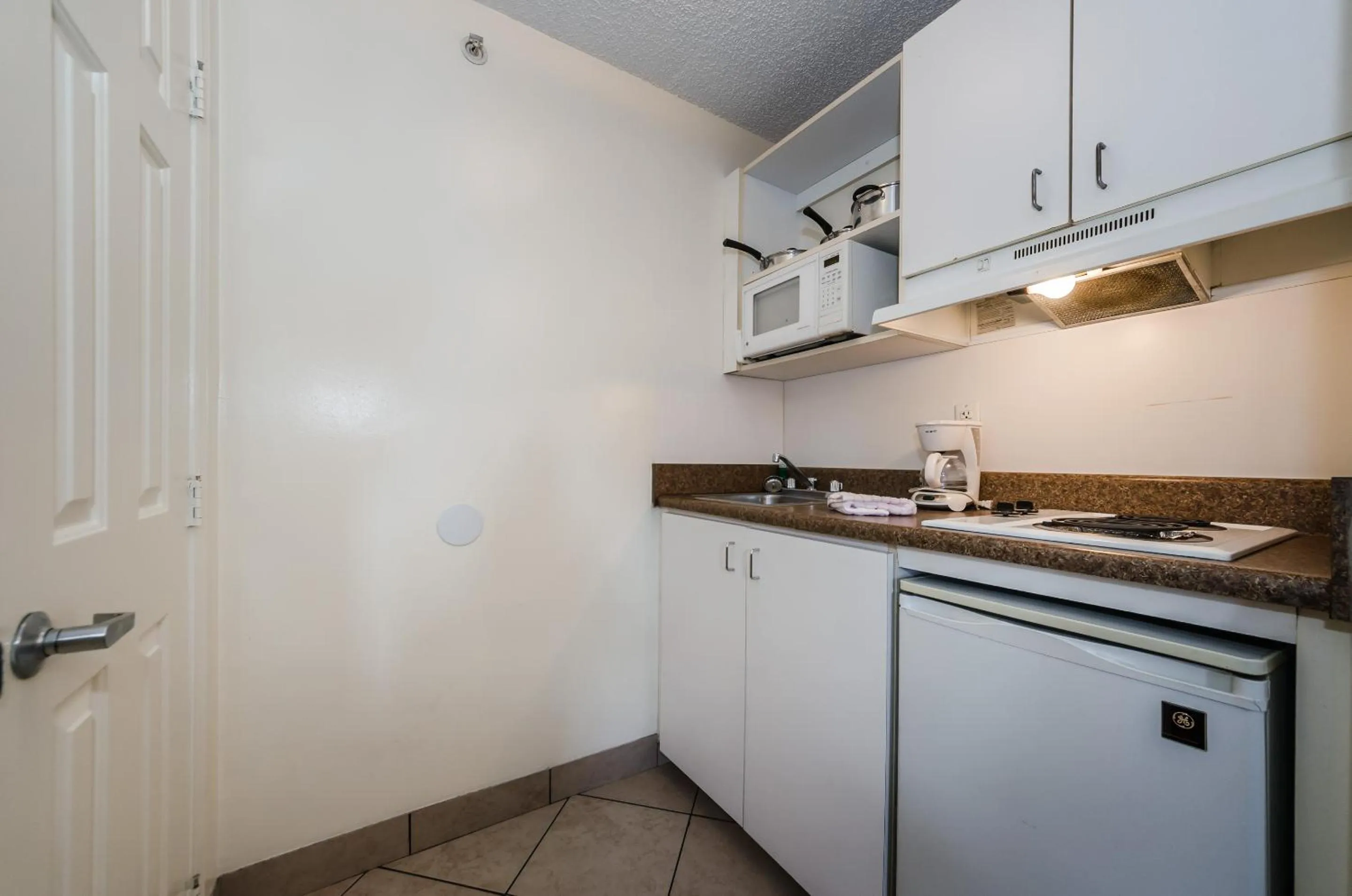 Kitchen or kitchenette in Tampa Bay Extended Stay Hotel