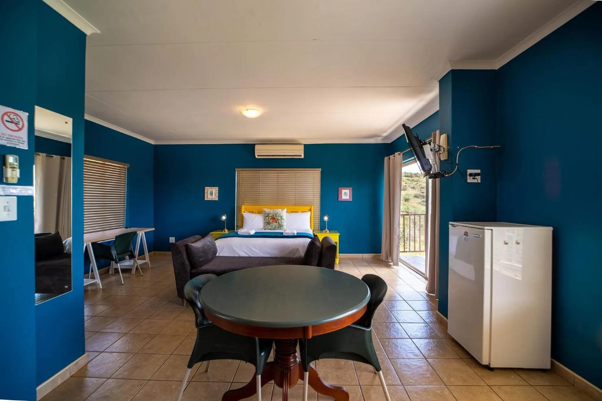 Dining area, Bed in Red Sands Country Lodge