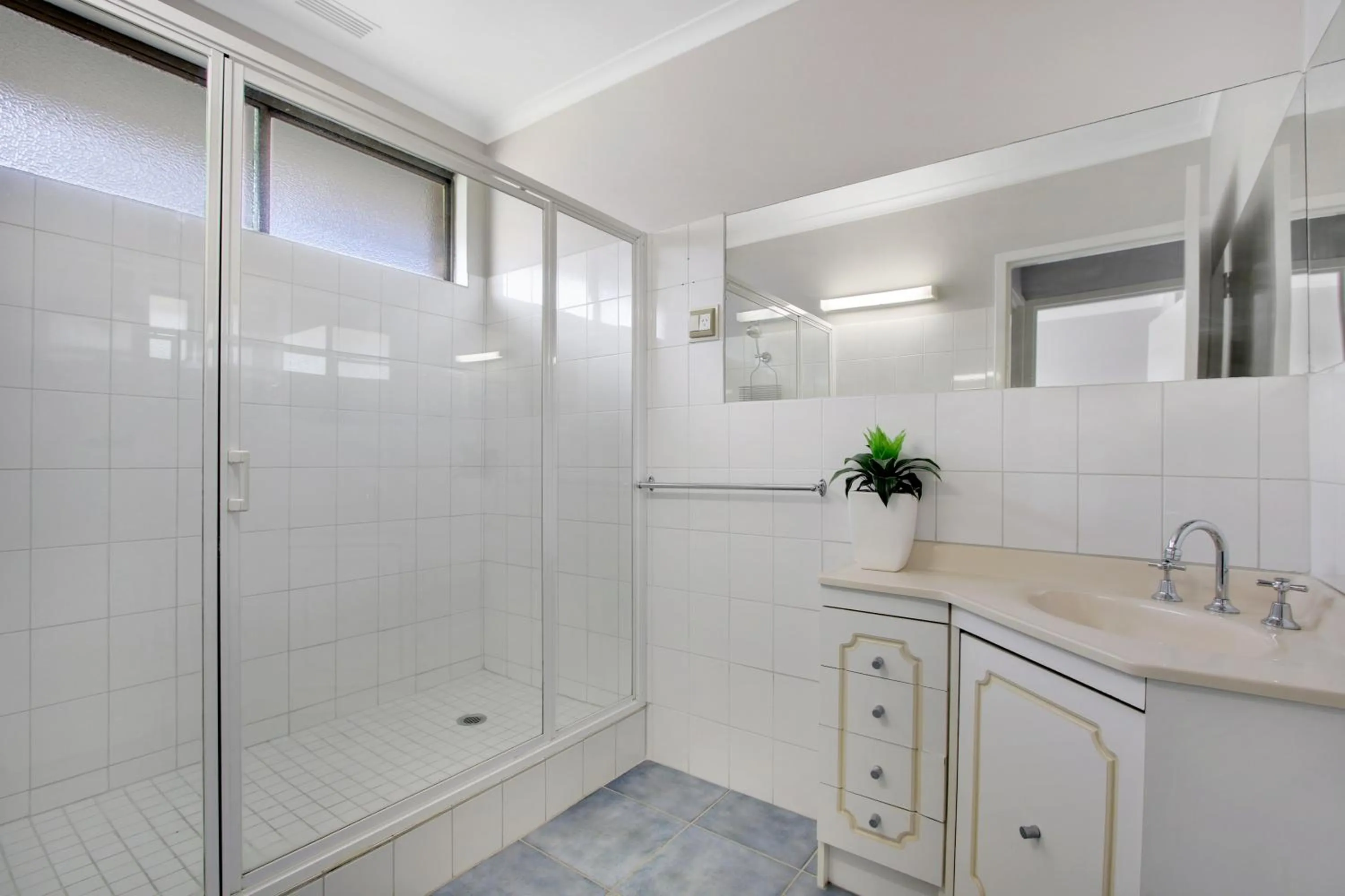 Bathroom in Hybiscus Waterfront Apartments