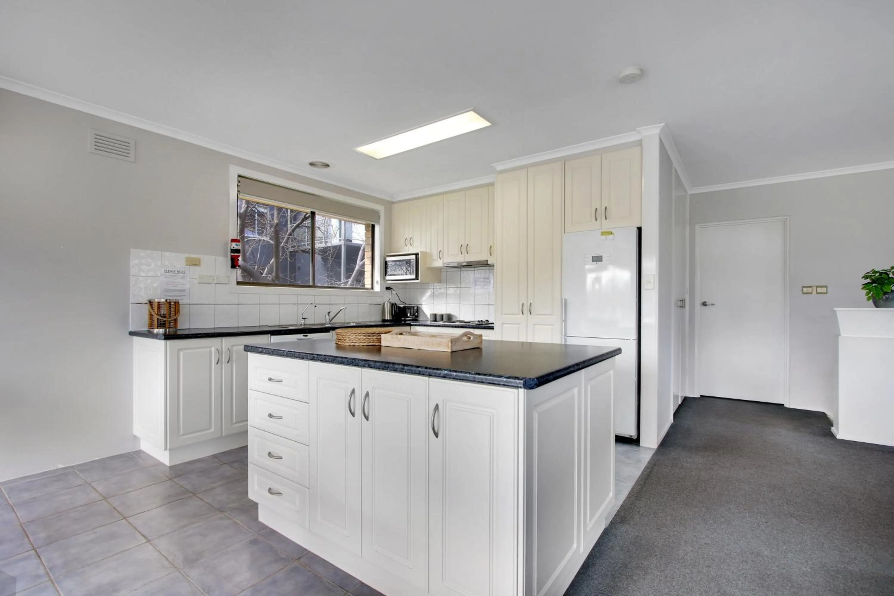 Kitchen or kitchenette in Hybiscus Waterfront Apartments