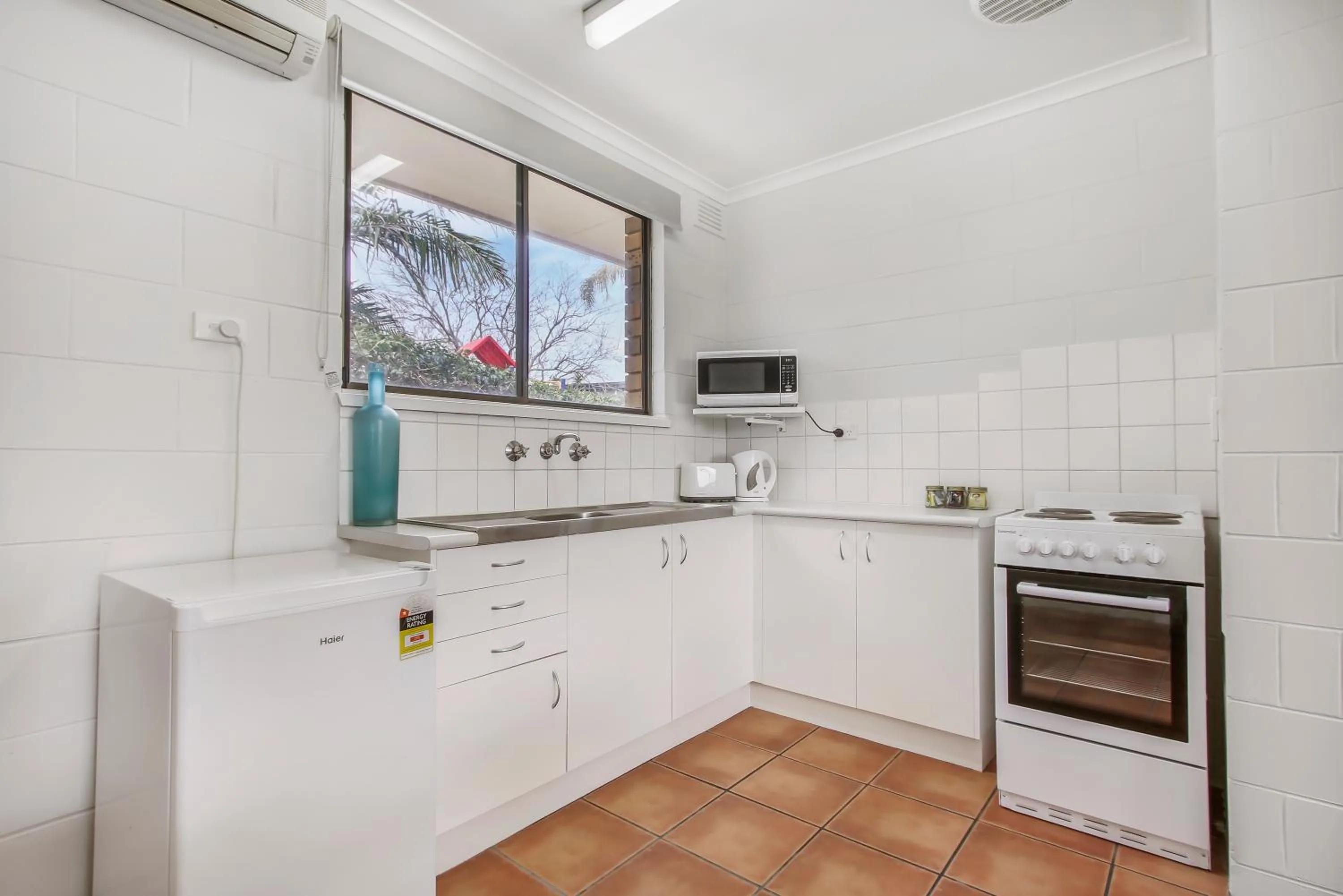 Kitchen or kitchenette in Hybiscus Waterfront Apartments
