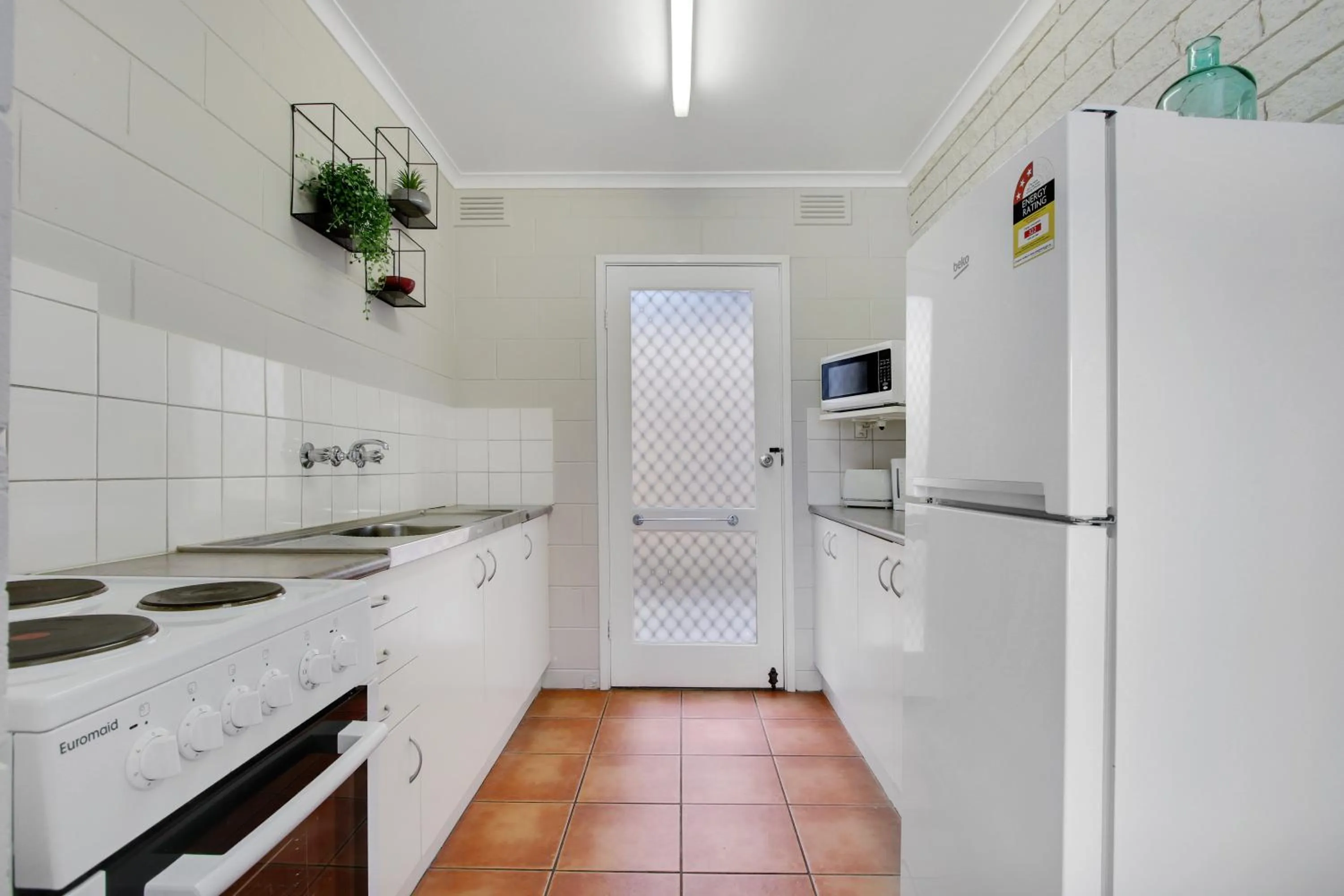 Kitchen or kitchenette in Hybiscus Waterfront Apartments