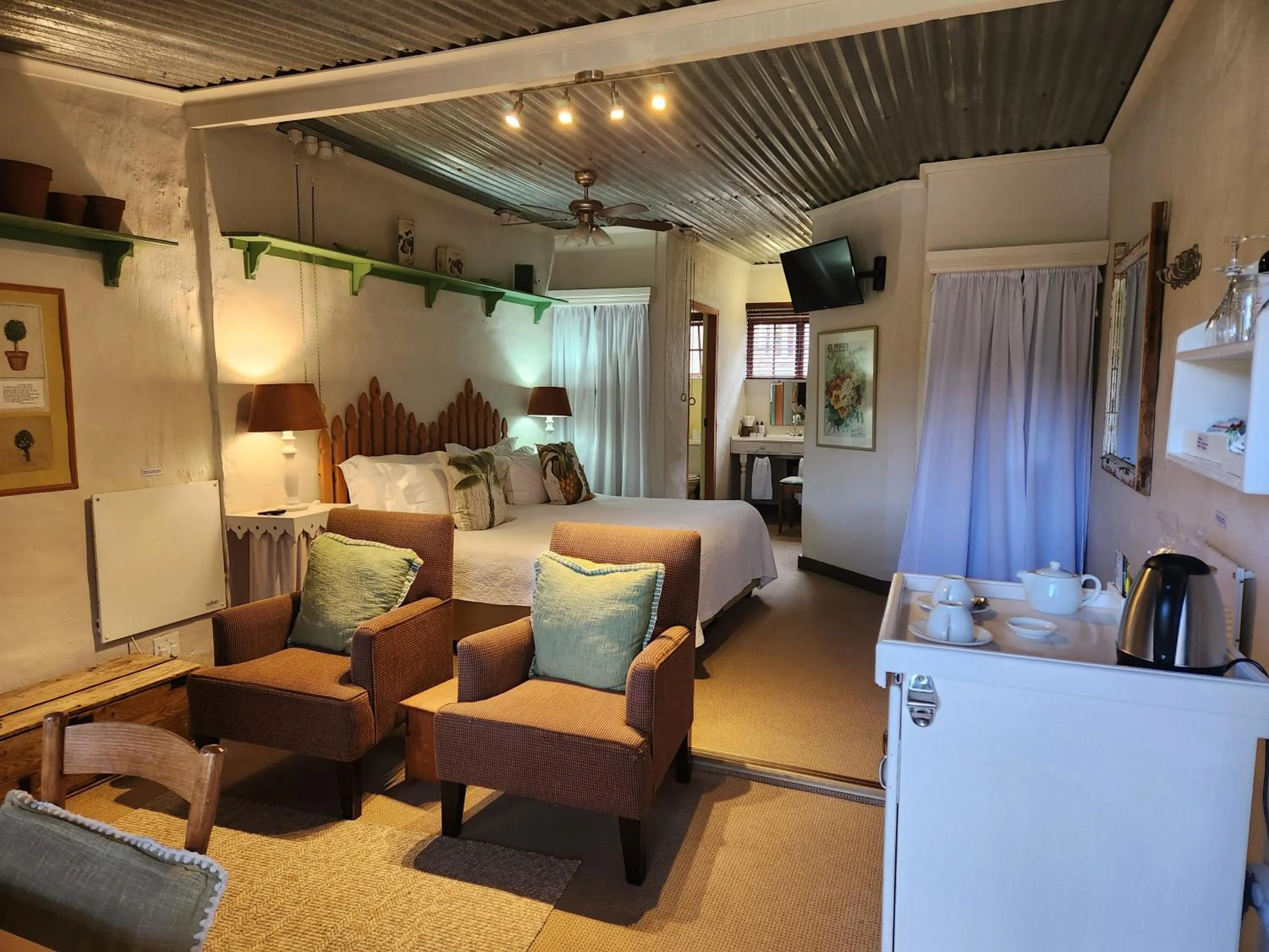 Photo of the whole room, Bed in Cleopatra Mountain Farmhouse