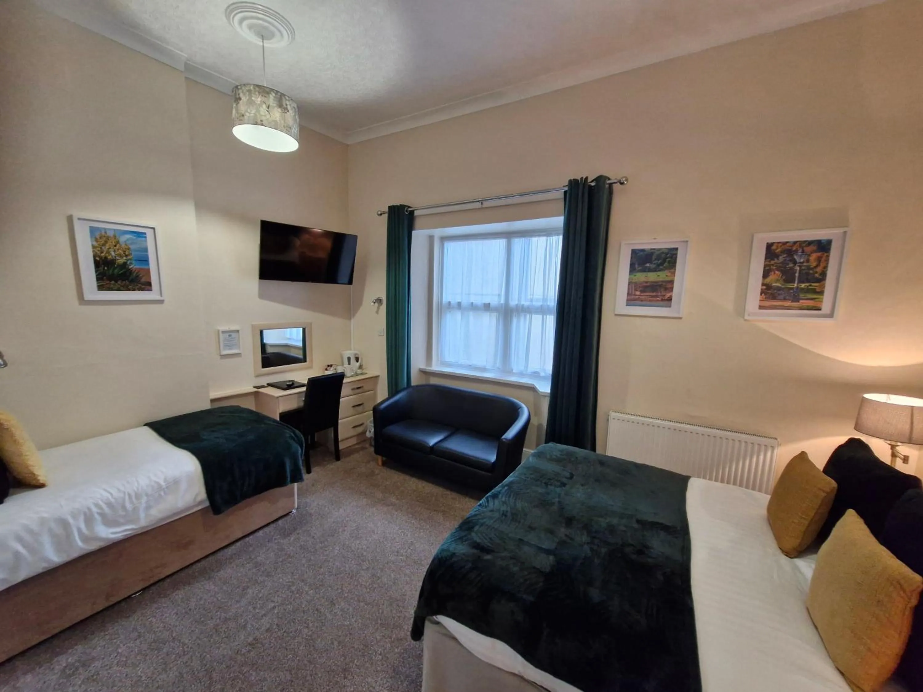 Bedroom, Bed in Hen Dy