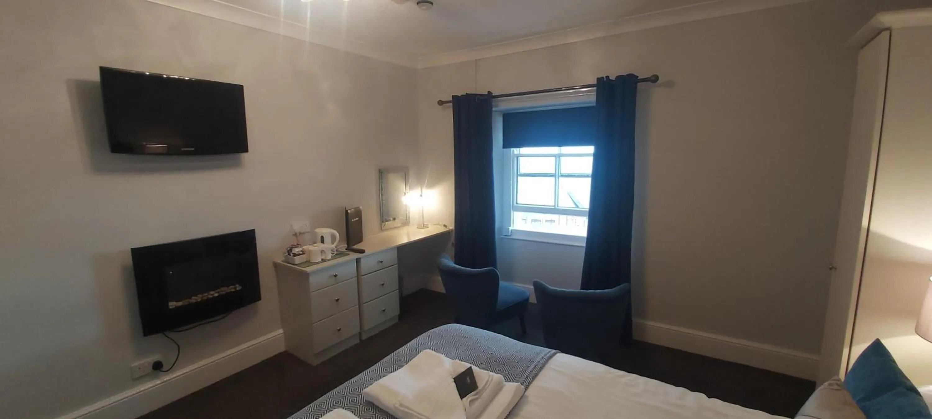 Seating area, Bed in Hen Dy