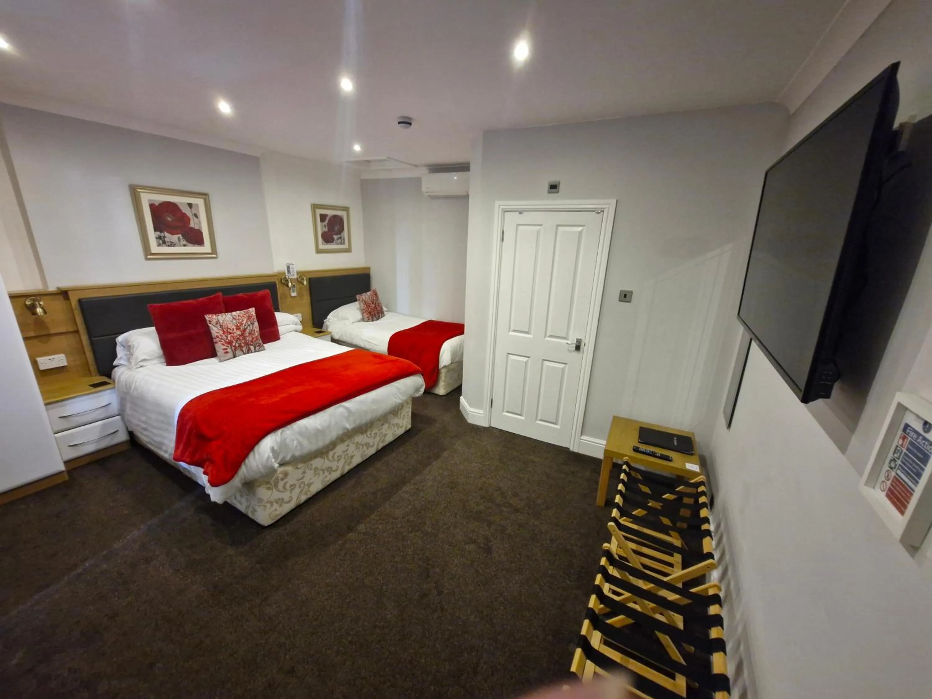 Bedroom, Bed in Hen Dy