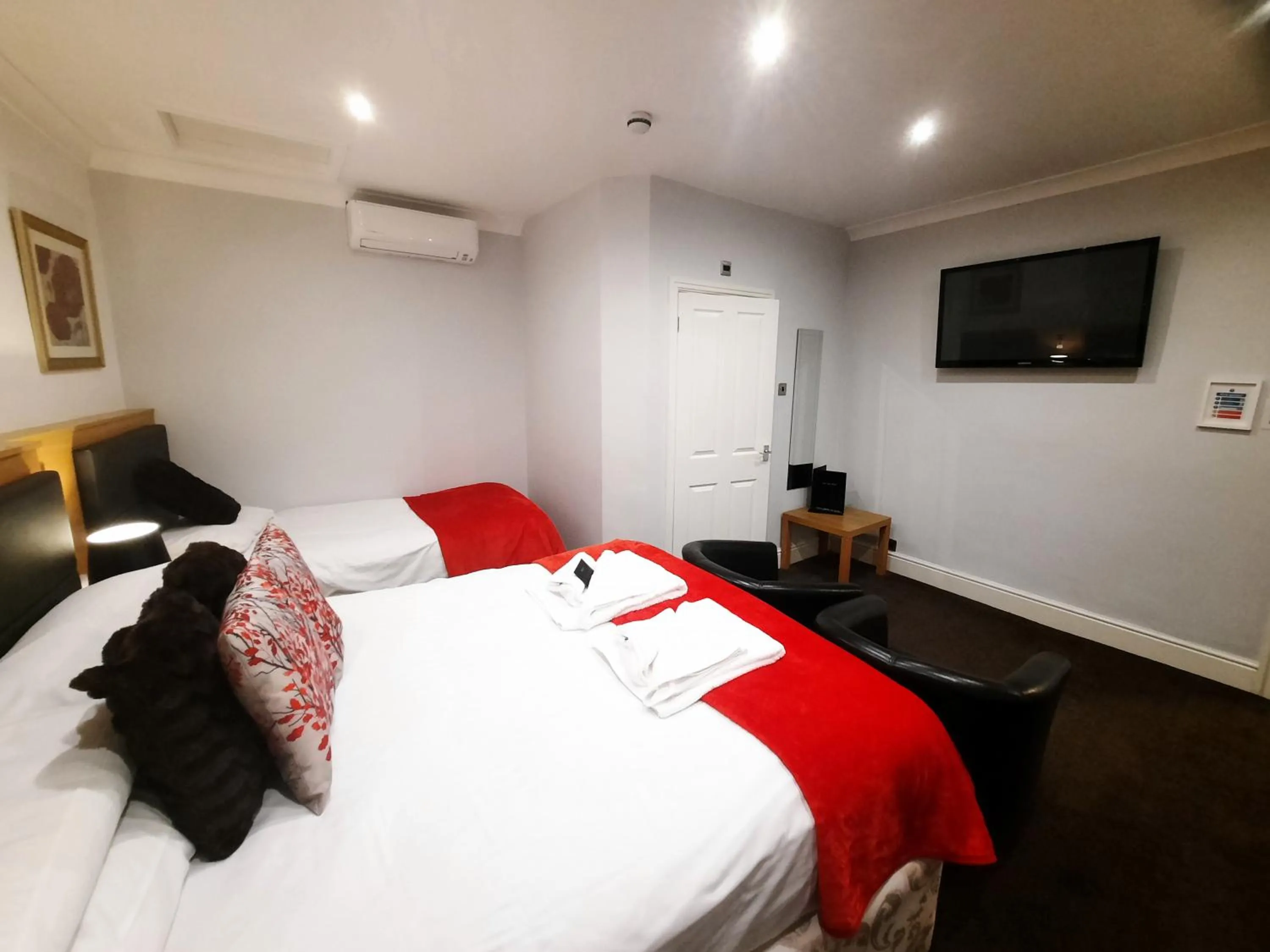 Triple Room NR(12) - No Window in Hen Dy