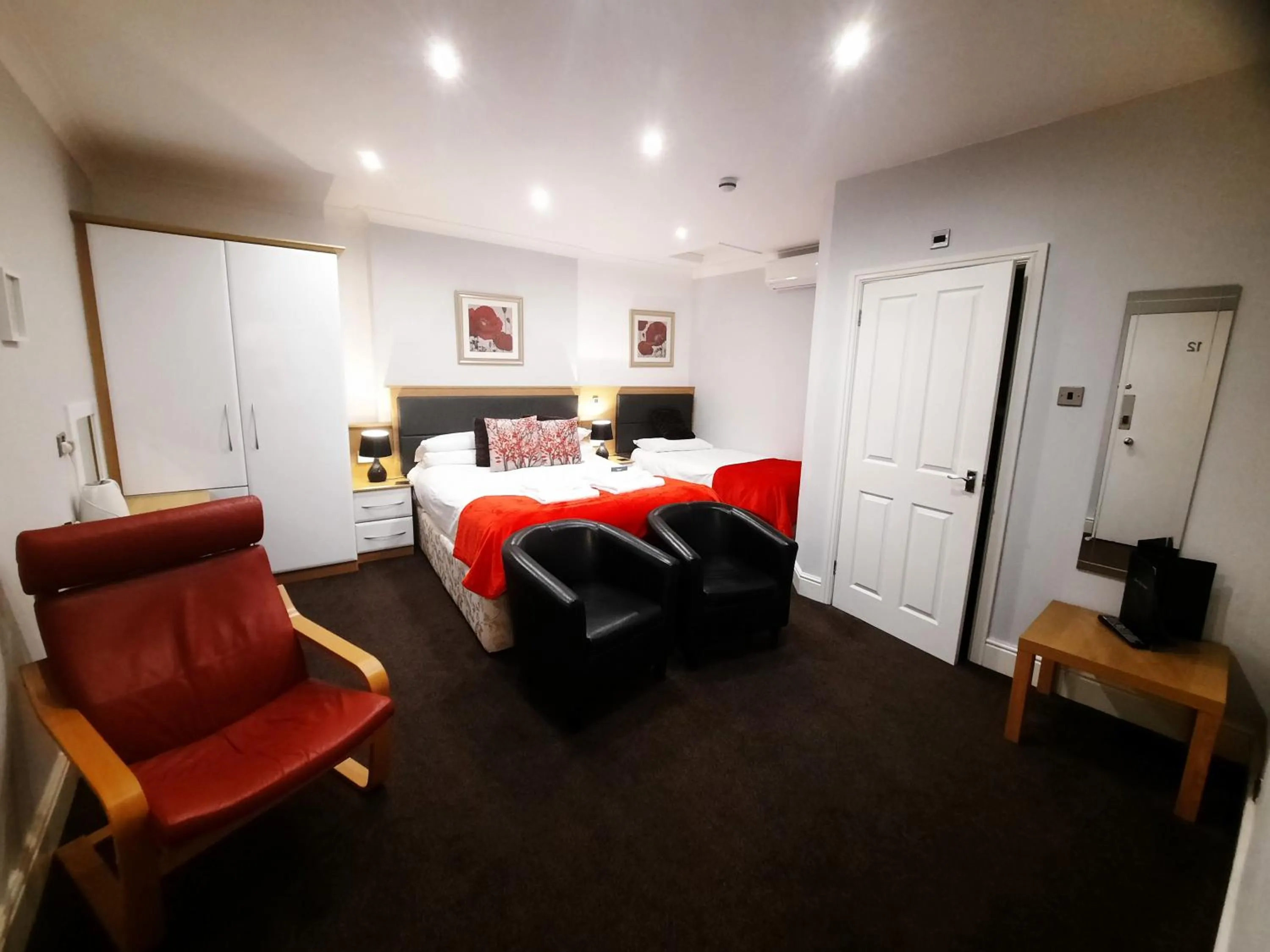 Triple Room NR(12) - No Window in Hen Dy