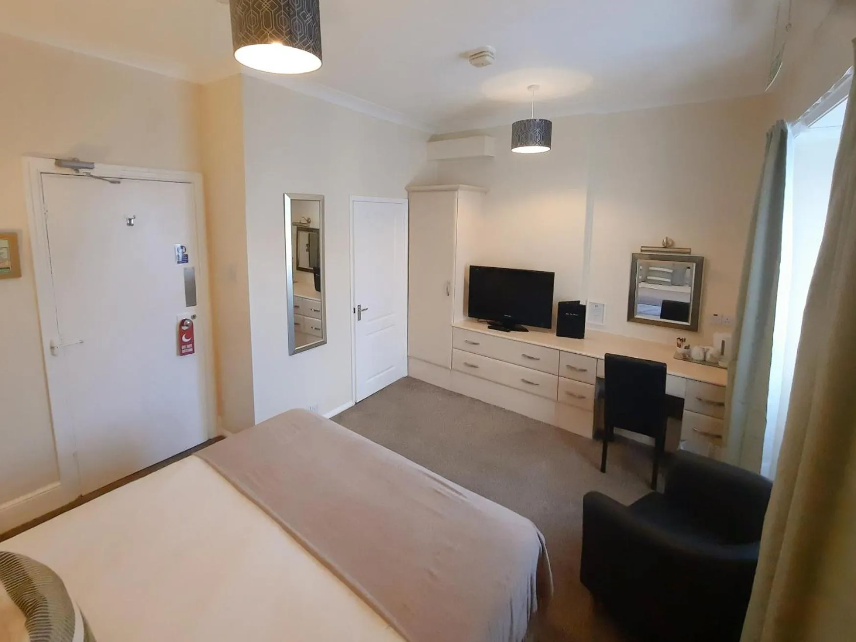 Bedroom, Bed in Hen Dy