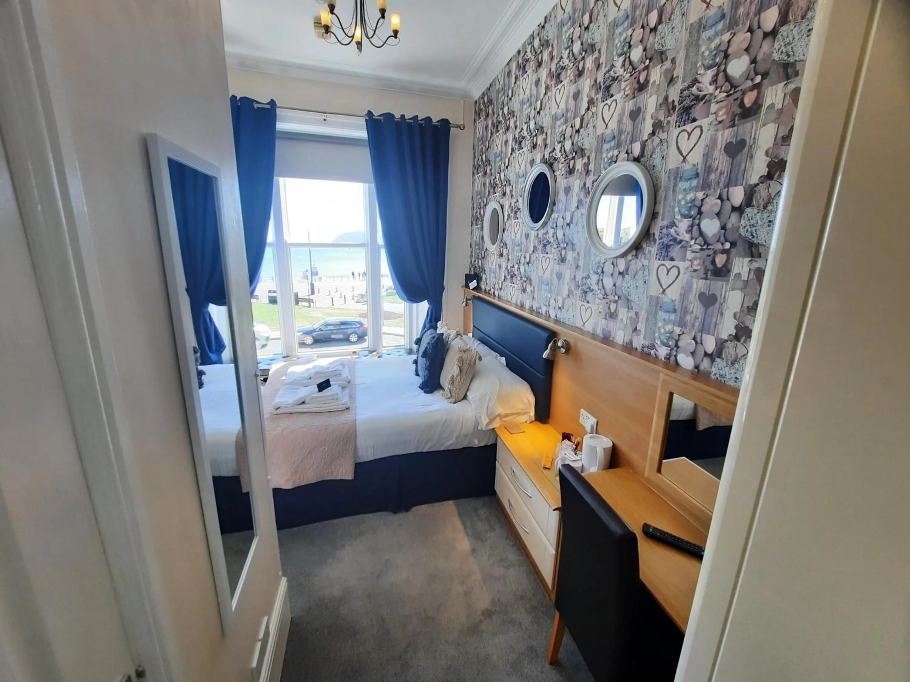 Bedroom, Bed in Hen Dy