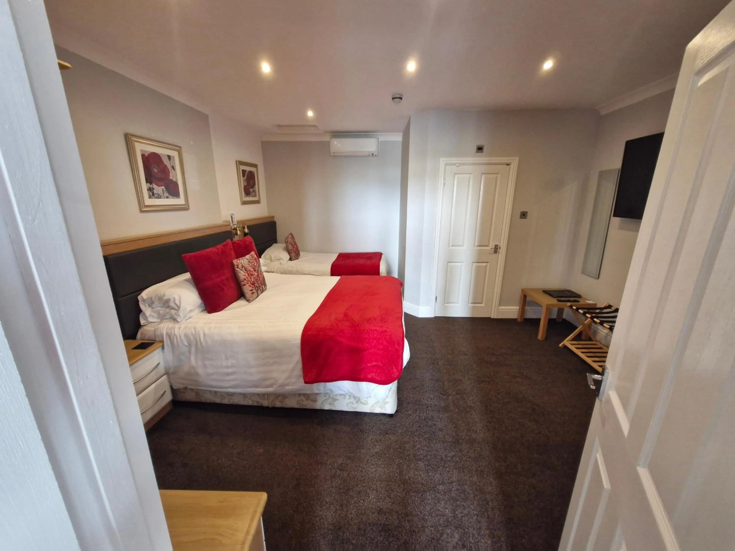 Bedroom, Bed in Hen Dy