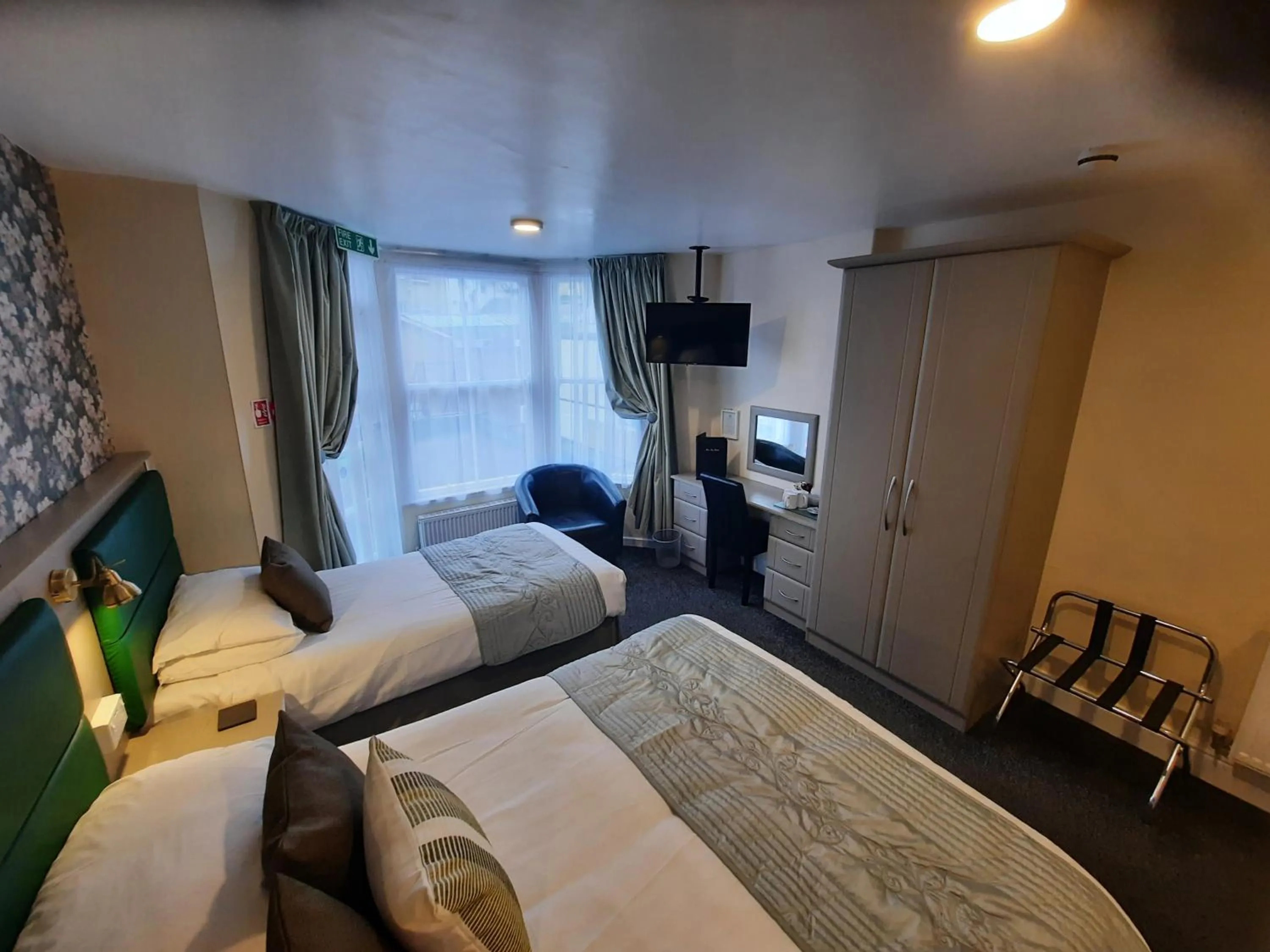 Bedroom, Bed in Hen Dy