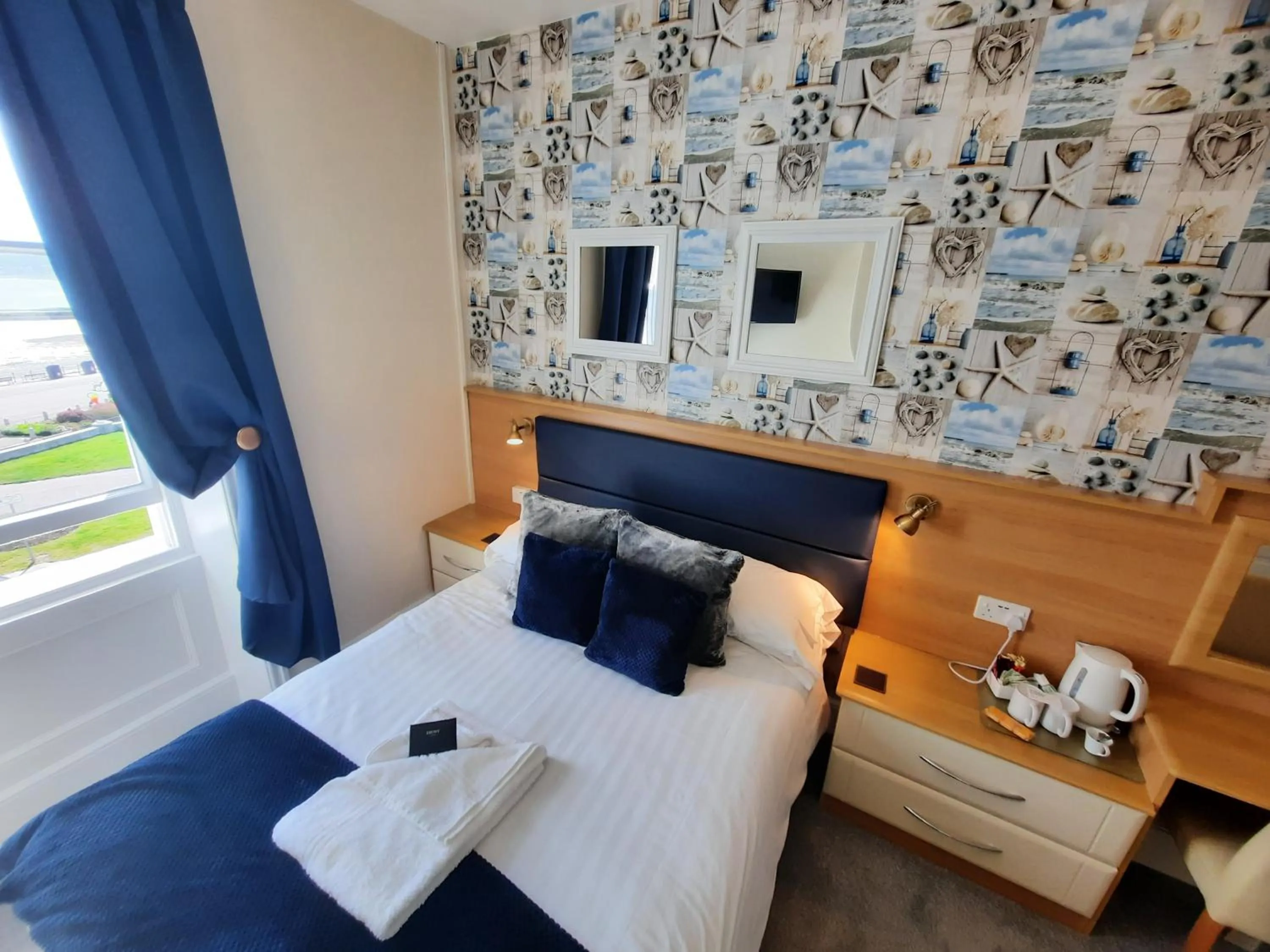 Bedroom, Bed in Hen Dy