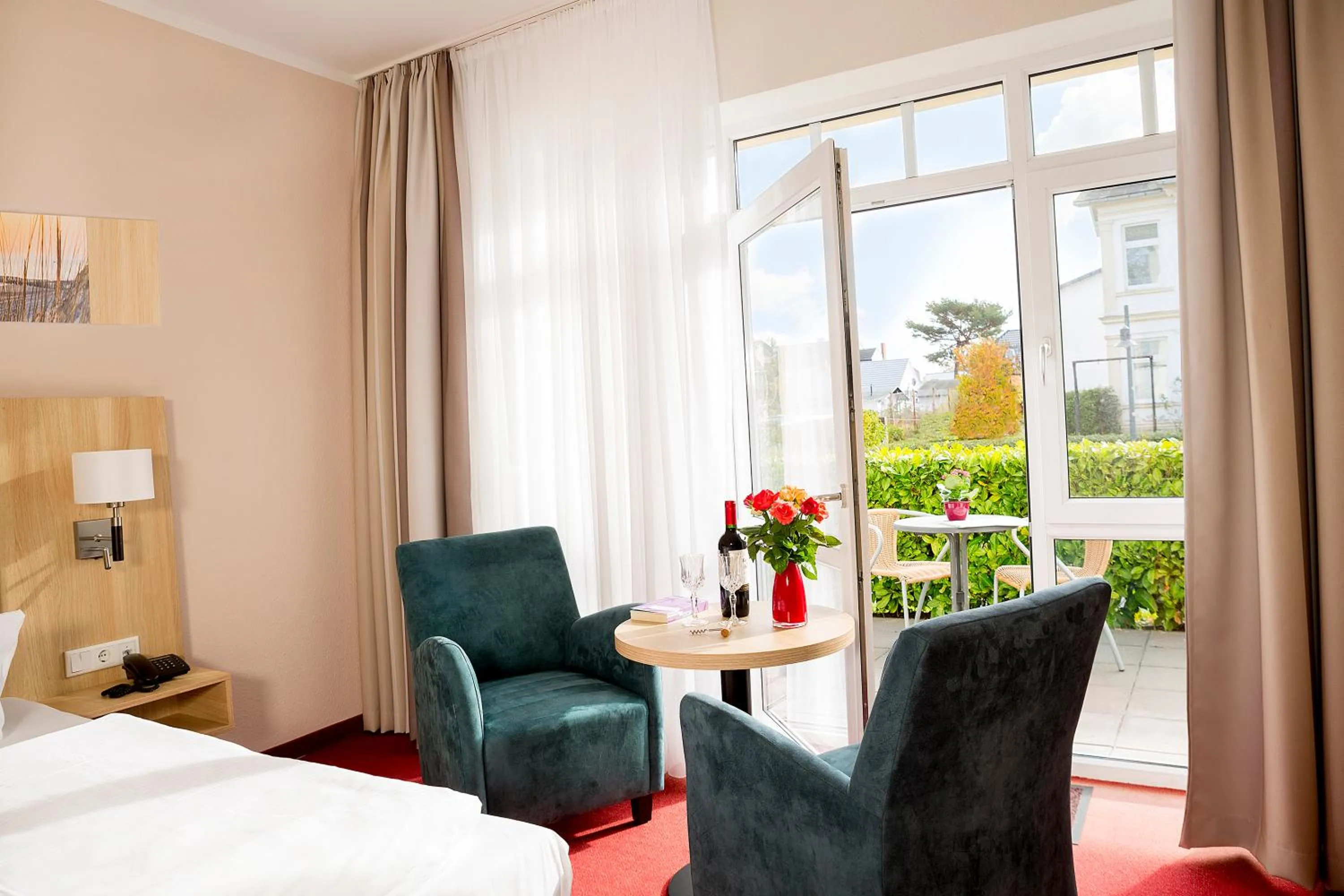 Seating area, Bed in Hotel Garni Sonne