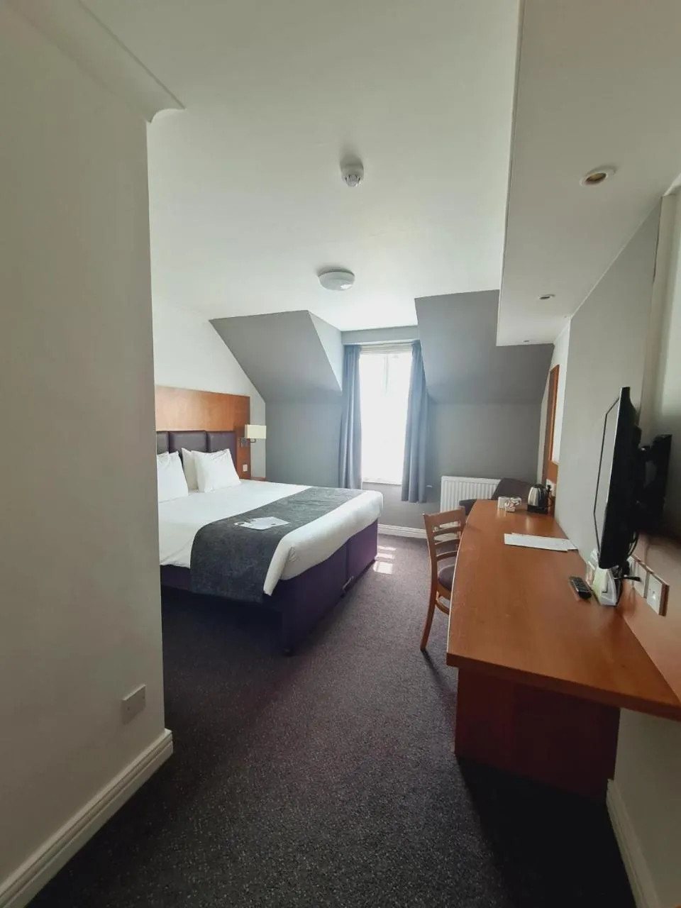 Bedroom, Bed in Cross Keys by Chef & Brewer Collection