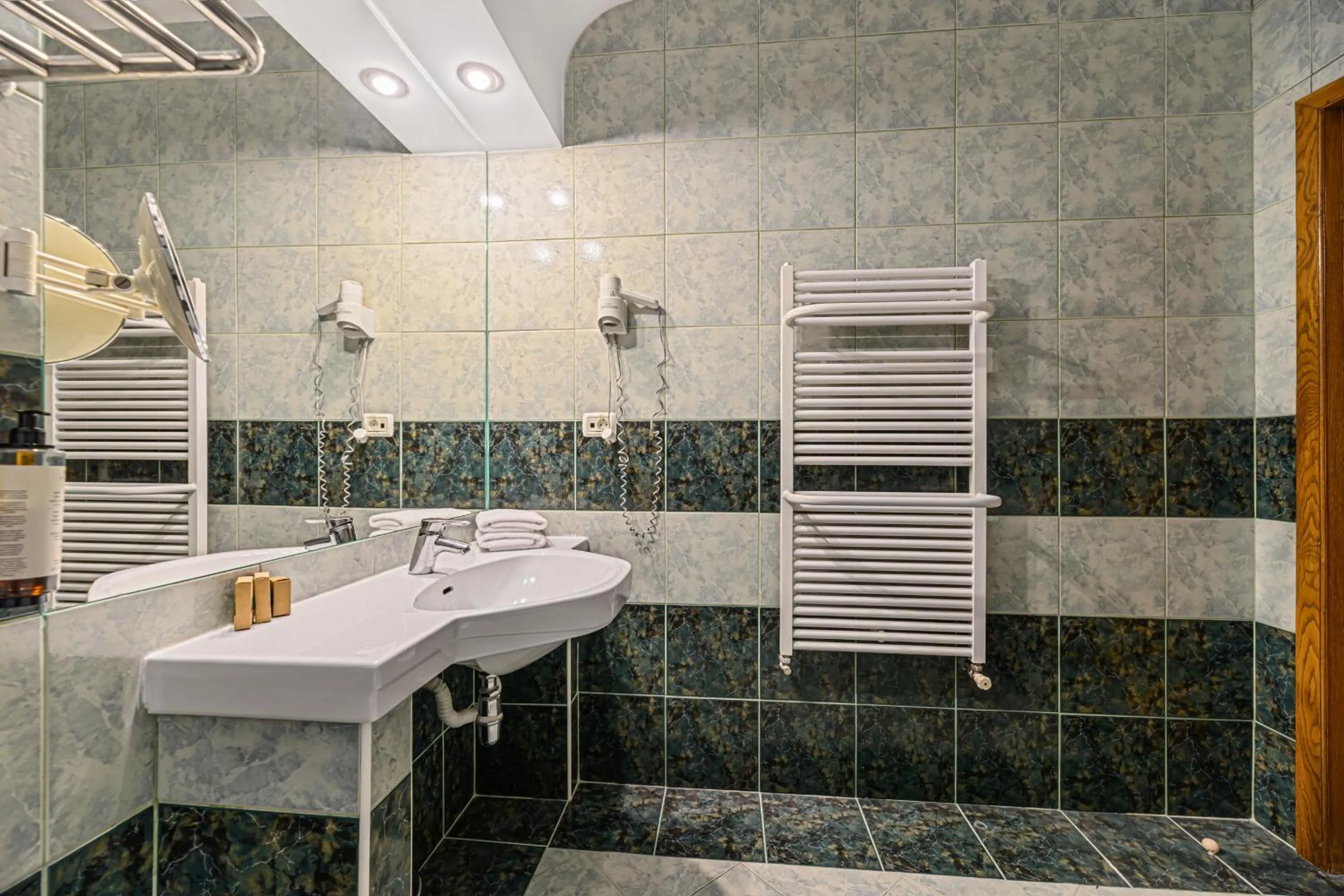 Bathroom in Hotel Casa Viorel jacuzzi & saunas
