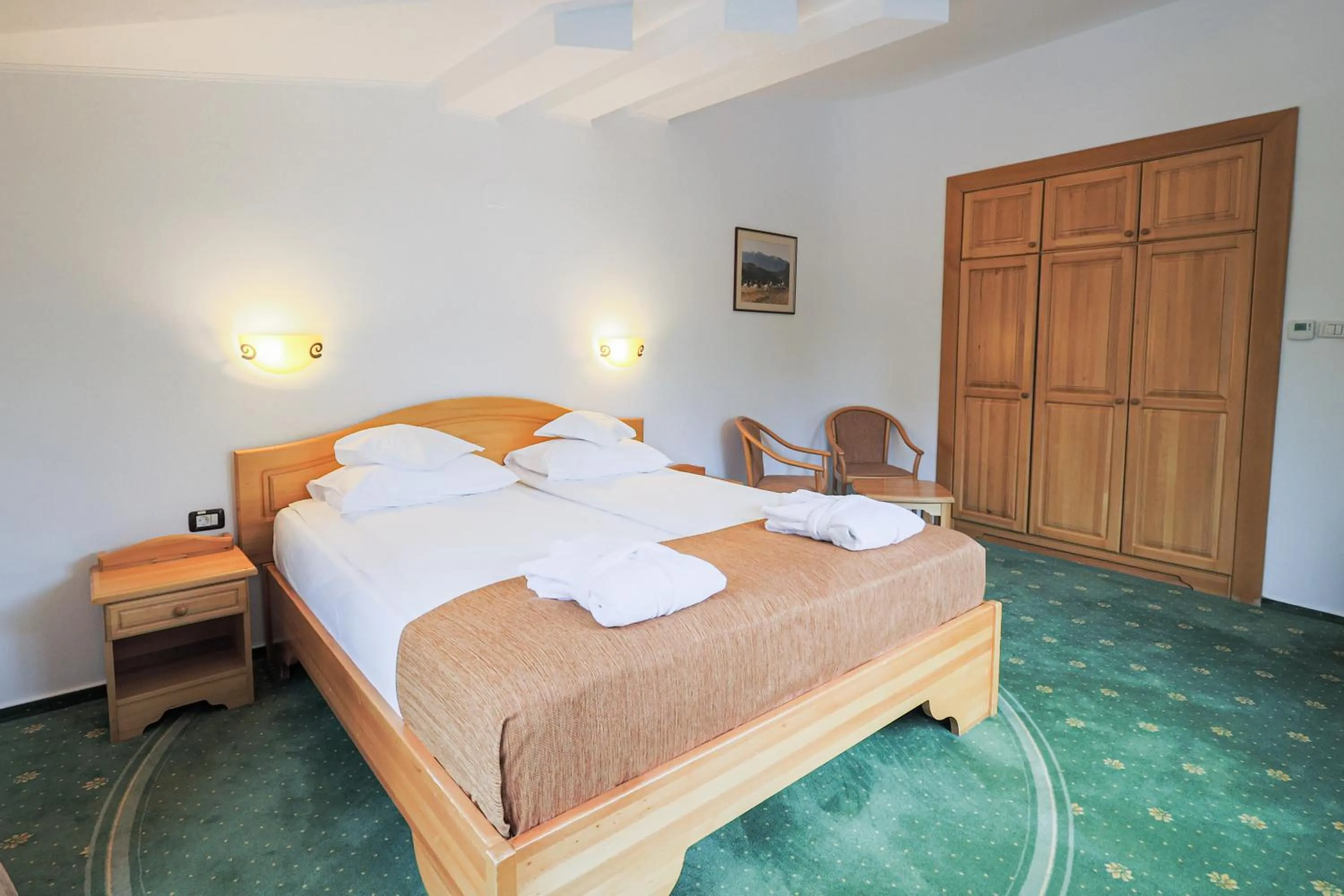 Bed in Hotel Casa Viorel jacuzzi & saunas