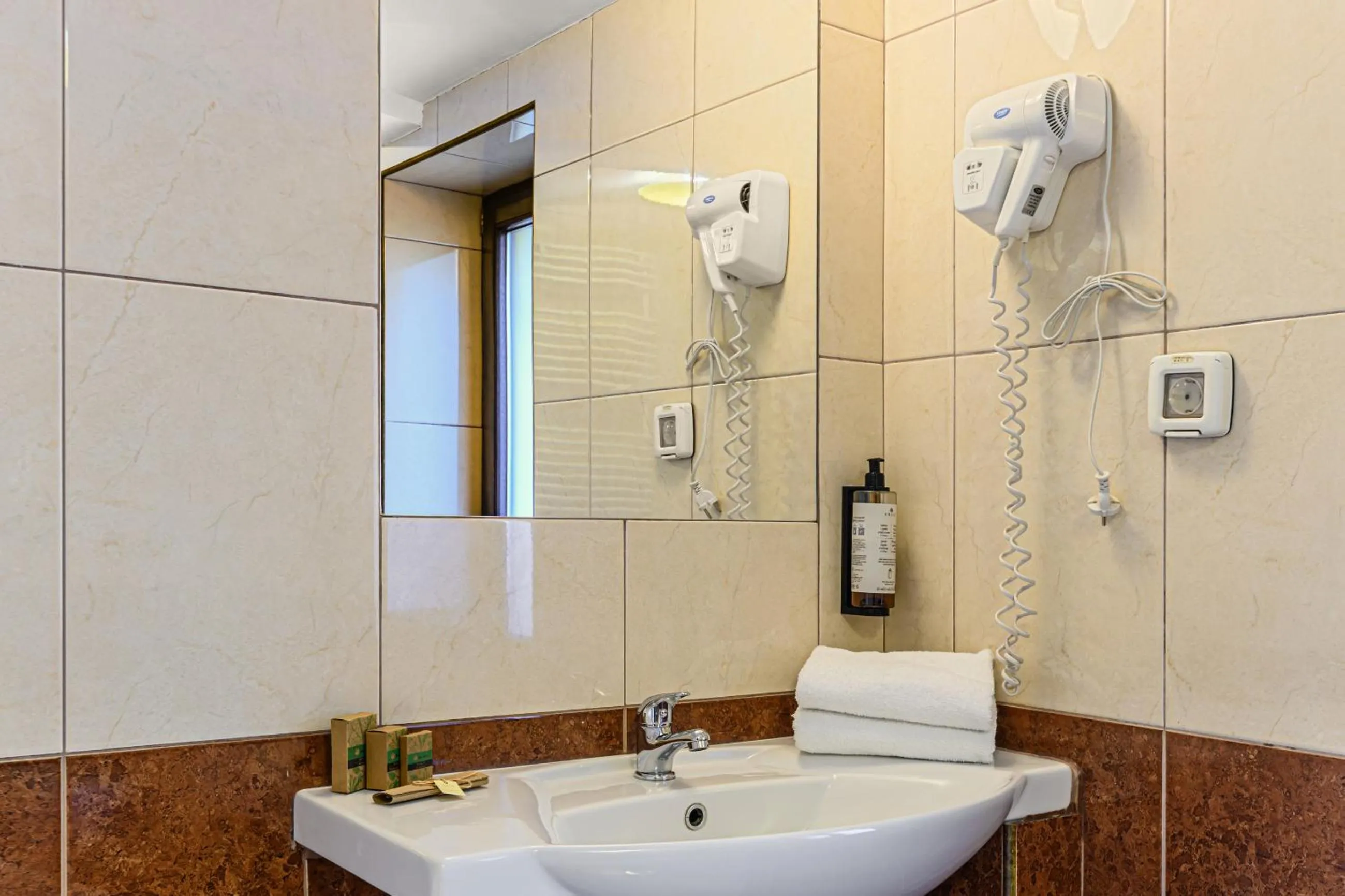 Shower in Hotel Casa Viorel jacuzzi & saunas