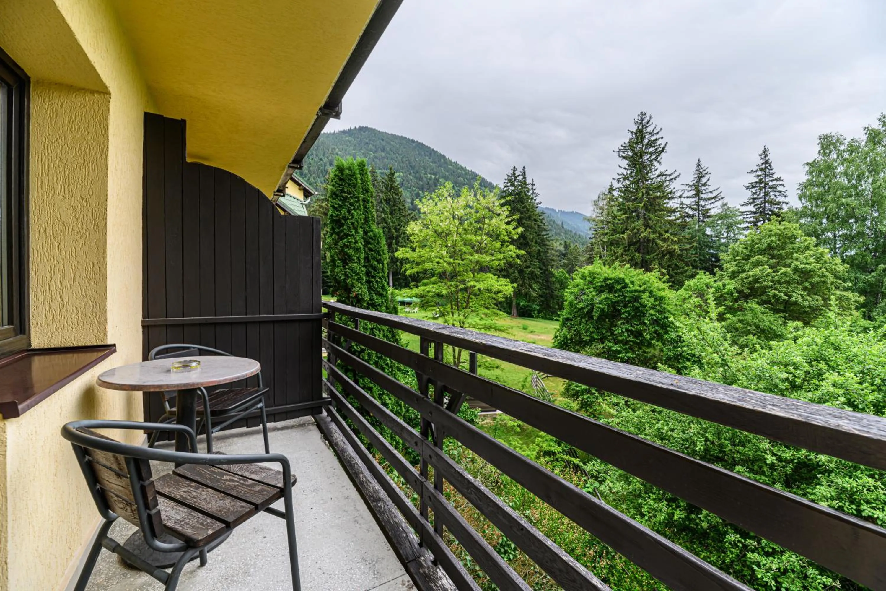 Patio in Hotel Casa Viorel jacuzzi & saunas